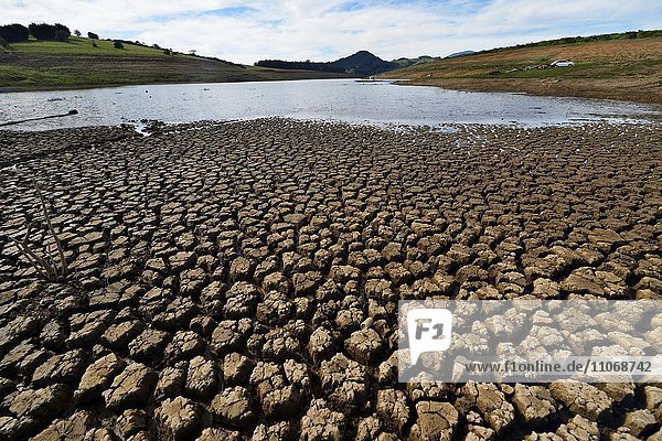 Ausgetrockener Boden am Ufer  Dürre  Verlandung  Stausee Jaguarí  bei Sao Paulo  Brasilien  Südamerika