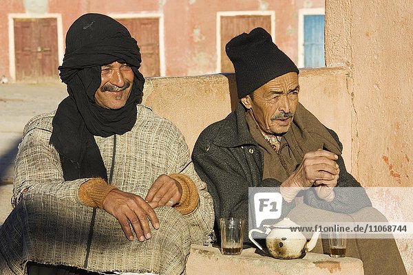 Zwei Berber-Männer in Tafraoute trinken Pfefferminztee  Marokkos Nationalgetränk  Tal der Ammeln  Antiatlas Gebirge  Marokko  Afrika