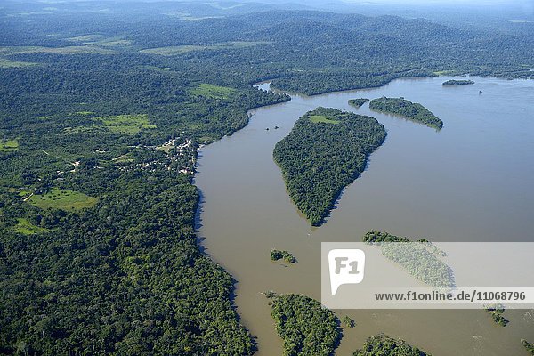 Luftbild  Inseln am Rio Tapajos im Amazonas-Regenwald  geplanter Staudamm und Überflutung durch Wasserkraftwerk Sao Luiz do Tapajos  Distrikt Itaituba  Bundesstaat Pará  Brasilien  Südamerika