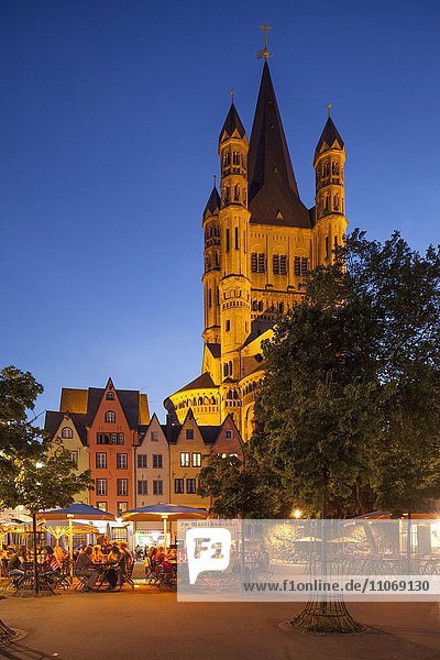 Häuser am Fischmarkt mit Kirche Groß Sankt Martin in der Abenddämmerung  Köln  Nordrhein-Westfalen  Deutschland  Europa