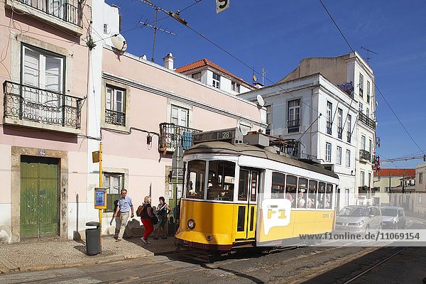 Alte gelbe Straßenbahn  Tram im Stadtviertel Alfama  Lissabon  Portugal  Europa