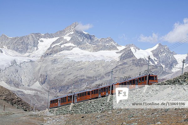 Die Gornergratbahn bei Rotenboden mit Zinalrothorn  Zermatt  Wallis  Schweiz  Europa