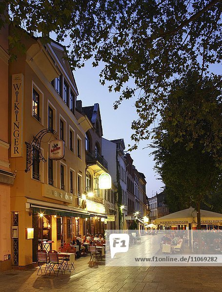Grabenstrasse mit alten Häusern und Gastronomie in der Altstadt bei Abenddämmerung  Wiesbaden  Hessen  Deutschland  Europa