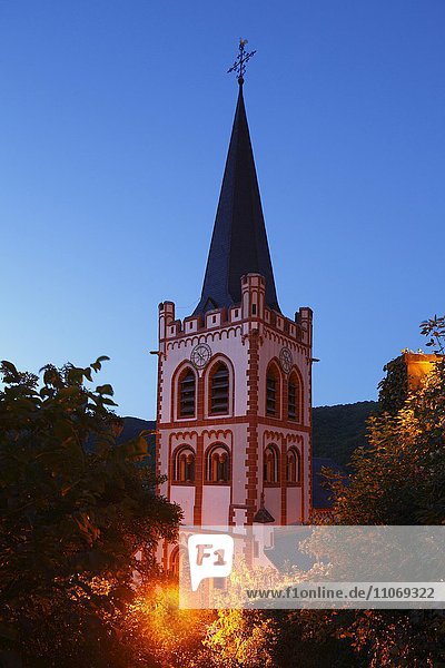 Kirche St.Peter in der Abenddämmerung  Bacharach am Rhein  Rheinland-Pfalz  Deutschland  Europa