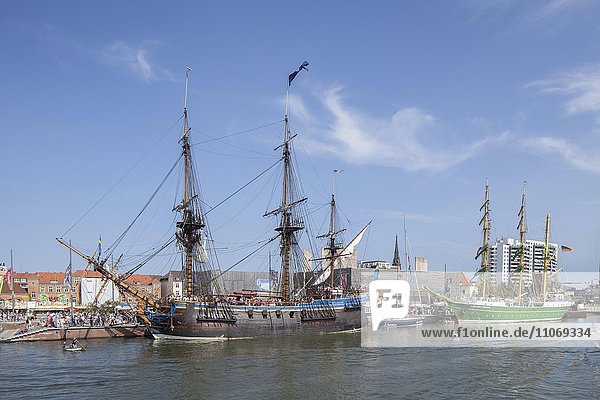Segelschiff Götheborg mit Hotel- und Gastronomieschiff Alexander von Humboldt II mit Barkasse  Festival Sail 2015 im Neuen Hafen  Bremerhaven  Bremen  Deutschland  Europa