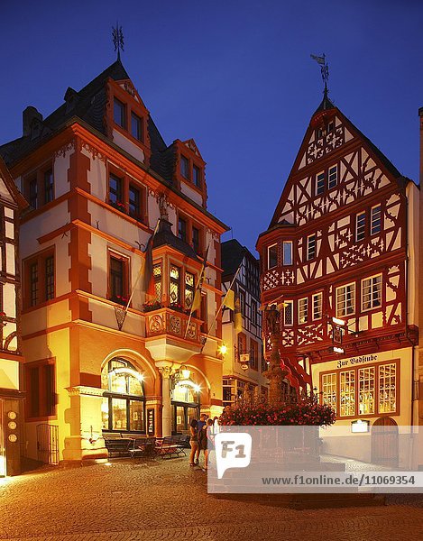 Marktplatz mit Rathaus und Michaelsbrunnen in der Altstadt bei Abenddämmerung  Bernkastel-Kues  Rheinland-Pfalz  Deutschland  Europa