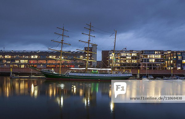Hotel- und Gastronomieschiff Alexander von Humboldt im Europahafen in der Überseestadt bei Abenddämmerung Bremen  Deutschland  Europa