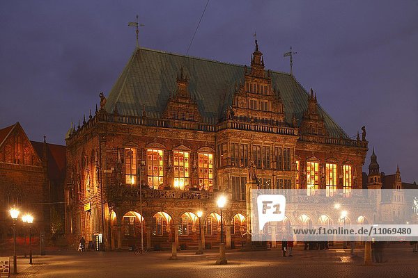 Altes Rathaus und Marktplatz bei Abenddämmerung  Bremen