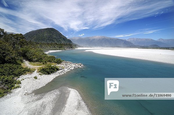 Türkises Flussbett des Haast River  Haast  hinten Bergkette des Mount Aspiring Nationalpark  Westcoast  Südinsel  Neuseeland  Ozeanien