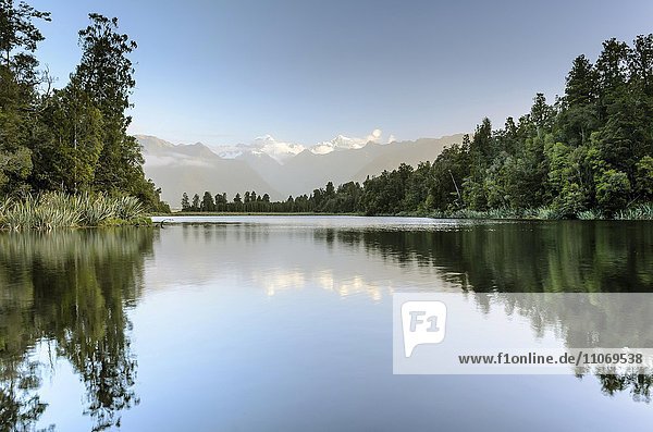 Mount Tasman und Mount Cook  Spiegelung im Lake Matheson  Mount-Cook-Nationalpark  Westland-Nationalpark  Neuseeländische Alpen  Südinsel  Neuseeland  Ozeanien