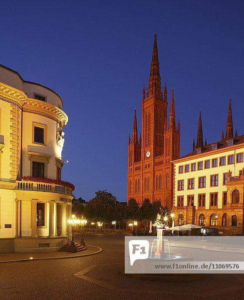 Hessischer Landtag  Marktkirche und Neues Rathaus am Schlossplatz bei Abenddämmerung  Wiesbaden  Hessen  Deutschland  Europa