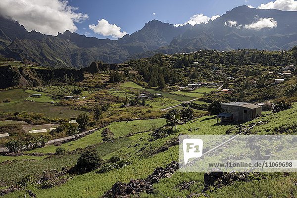 Caldera Cirque de Cilaos  Felder bei Cilaos  UNESCO Weltnaturerbe  hinten der Ort Cilaos  La Reunion  Afrika