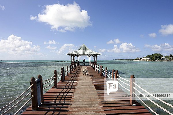 Holzsteg mit Pavillon  Steg ins Meer  Mahebourg  Mauritius  Afrika