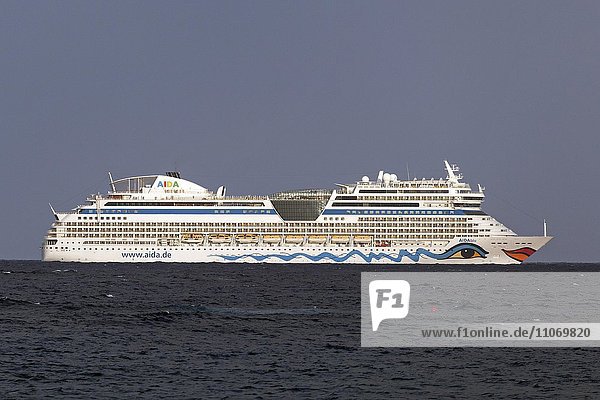 AIDA Kreuzfahrtschiff fährt entlang der Küste von Fuerteventura  Kanarische Inseln  spanien