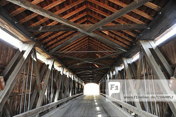 Alte Holzbrücke  Red Covered Bridge über den Hoosic River  Buskirk  Staat New York  USA  Nordamerika