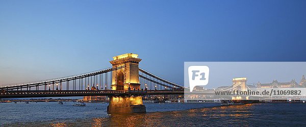 Nachts beleuchtete SzéchenyiKettenbrücke über die Donau  Stadtteil Pest  Budapest  Ungarn  Europa