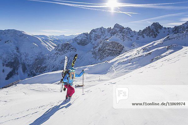 Junge Frau mit Skiern am Rucksack beim Aufstieg  Axamer Lizum  Innsbruck  Tirol  Österreich  Europa