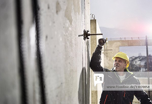 Bauarbeiter auf Baustelle,  Hausbau,  beim Entfernen von Verschalungen,  Innsbruck Land,  Tirol,  Österreich,  Europa