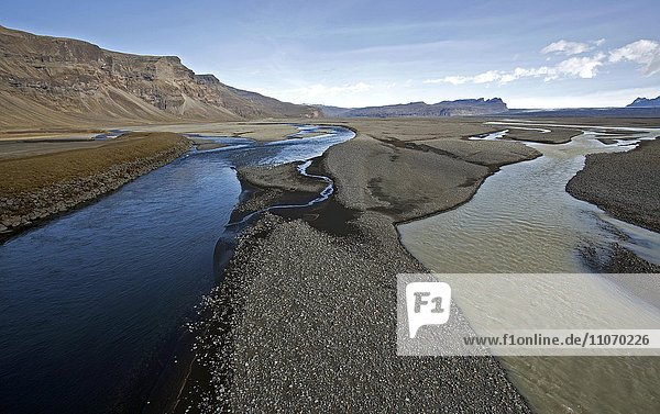 Gletscherabflüsse durchziehen die Lavasandebene Skeidararsandur  Südisland  Island  Europa