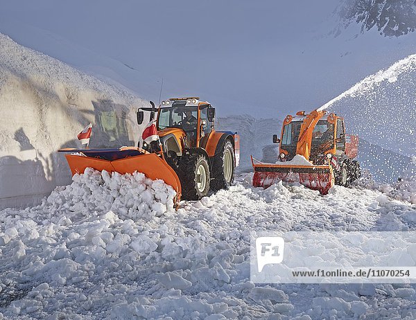 Schneeräumer  Transporter und Traktor bei der Schneeräumung  Winterdienst  Hochgurgl  Ötztal  Tirol  Österreich  Europa
