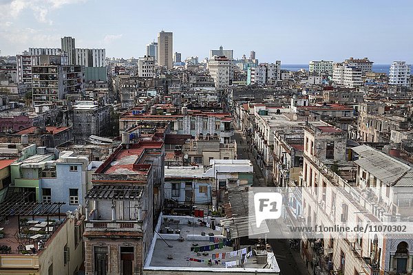 Ausblick auf marode Häuser und Dächer im Stadtzentrum  Havanna  Kuba  Nordamerika