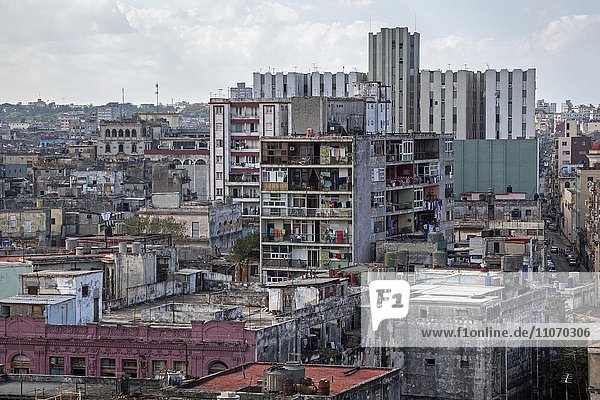 Ausblick auf marode Häuser und Dächer im Stadtzentrum  Havanna  Kuba  Nordamerika