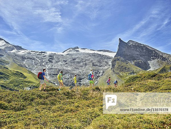 Familie mit fünf Kindern wandert vor Bergkulisse  Hintertux  Zillertal  Tirol  Österreich  Europa