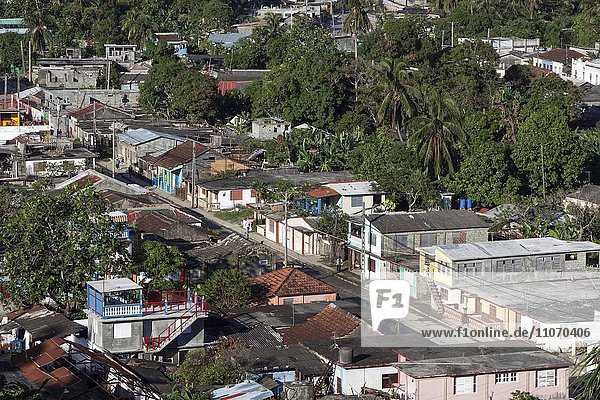 Straßenzug und Häuser  Baracoa  Provinz Guantanamo  Kuba  Nordamerika