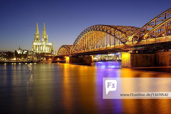 Kölner Dom mit Hohenzollernbrücke über den Rhein  Abenddämmerung  Köln  Nordrhein-Westfalen  Deutschland  Europa
