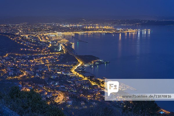 Triest  Panorama  Blick von der Wallfahrtskirche Monte Grisa auf Stadt und Bucht  Nachtaufnahme  Triest  Region Friaul-Julisch Venetien  Italien  Europa