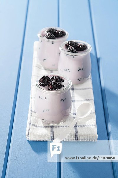 Joghurt mit Brombeeren im Glas