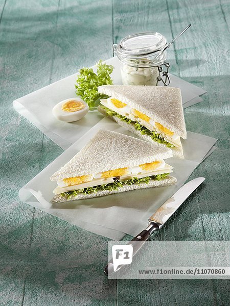 Sandwich  Tramezzini mit Salat  Käse und Ei