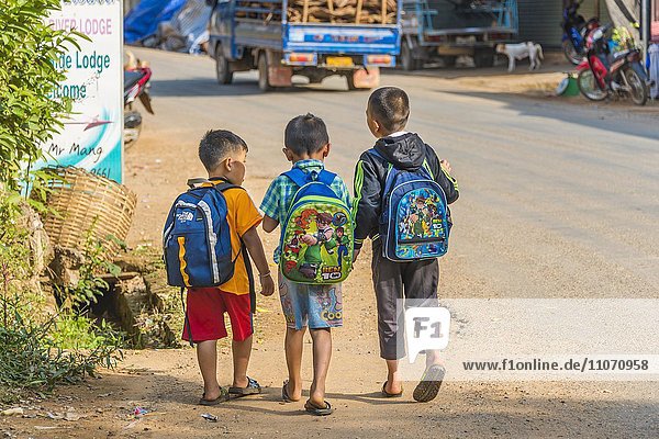 Drei kleine Jungen auf dem Schulweg  Nong Khiaw  Louangphabang  Laos  Asien