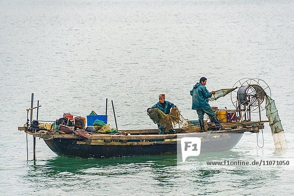 Fischerboot  Halong-Bucht  Golf von Tonkin  Nordvietnam  Vietnam  Asien