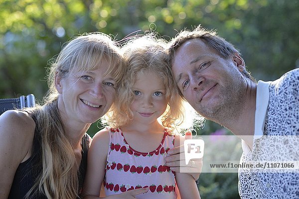 Familie  Mutter  Vater  Tochter  Kleines Mädchen mit blonden Lockenhaaren  Familienfoto  Schweden  Europa