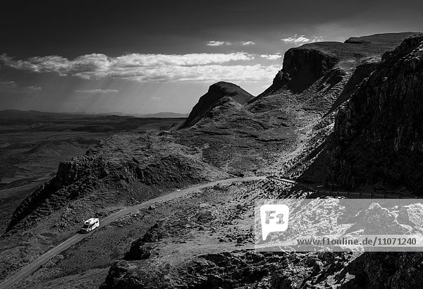 Wohnmobil fährt kurvige Bergstraße hinunter  Isle of Skye  Highland  Schottland  Vereinigtes Königreich