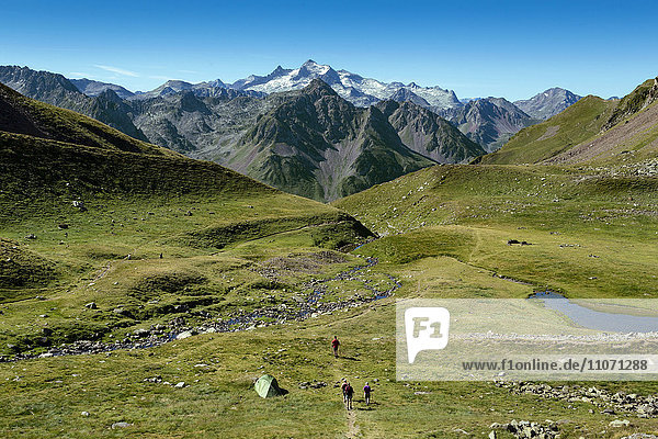 Wanderer am Lac d'Oncet  Pic du Midi de Bigorre  Hautes-Pyrenees  Frankreich  Europa