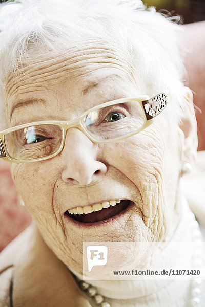 Portrait einer dementen Seniorin  lacht überrascht  Nordrhein-Westfalen  Deutschland  Europa