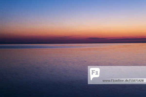 Abendhimmel  Sonnenuntergang über dem Meer  Provinz Palermo  Sizilien  Italien  Europa