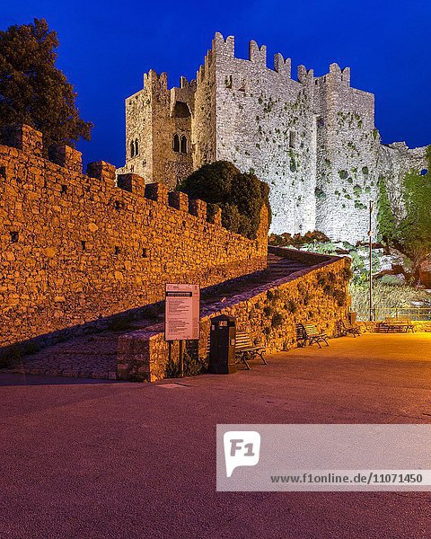 Beleuchtetes Castello Venere  Normannenkastell am Abend  Erice  Provinz Trapani  Sizilien  Italien  Europa