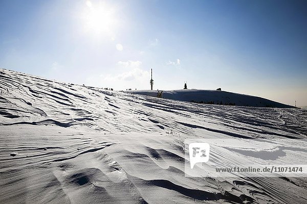 Schneeverwehungen  Struktur im Schnee  Sendeturm und Wetterstation auf dem Feldberg  Schwarzwald  Baden-Württemberg  Deutschland  Europa