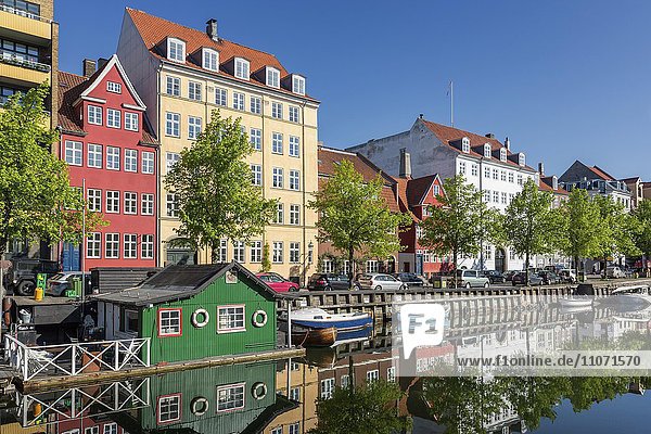Houses along Christianshavn canal  Copenhagen  Denmark  Europe