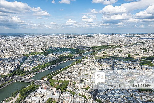 Stadtansicht  Ausblick vom Eiffelturm mit Fluss Seine  Paris  Île-de-France  Frankreich  Europa