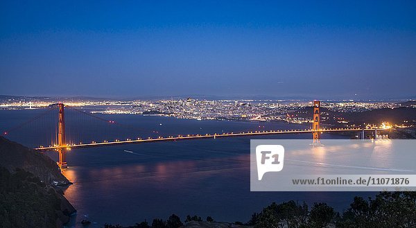Golden Gate Bridge at dusk  San Francisco  USA  North America