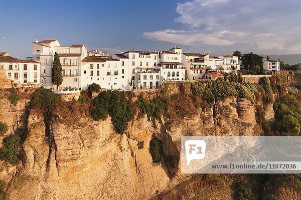 Ausblickvon der Brücke Puente Nuevo auf die Altstadt von Ronda  Andalusien  Spanien  Europa