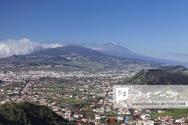 Blick vom Mirador de las Mercedes auf San Cristobal de La Laguna und den Teide Parque Rural de Anaga Teneriffa Kanarische Inseln Spanien Europa