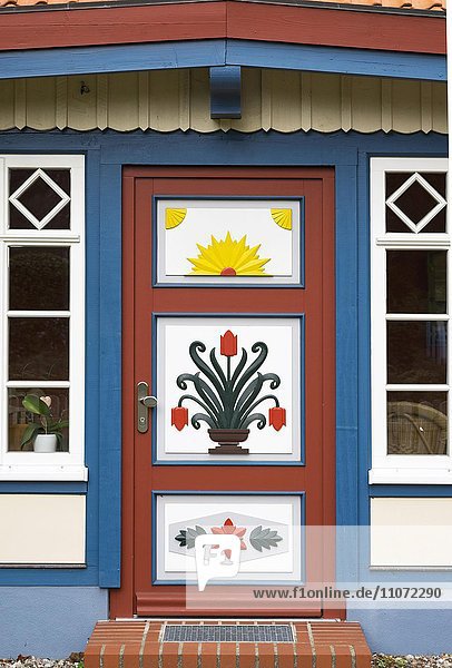 Traditionell bemalte Haustür an einem Kapitänshaus  Ostseebad Prerow  Darß  Fischland-Darß-Zingst  Ostsee  Mecklenburg-Vorpommern  Deutschland  Europa