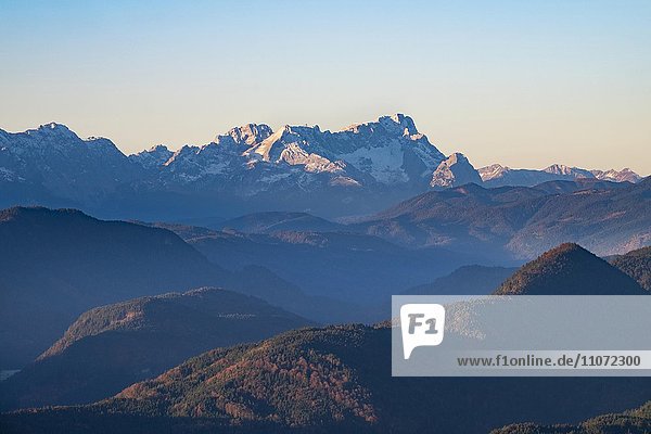 Wettersteingebirge mit Zugspitze  gesehen vom Geierstein bei Lenggries  Isarwinkel  Oberbayern  Bayern  Deutschland  Europa