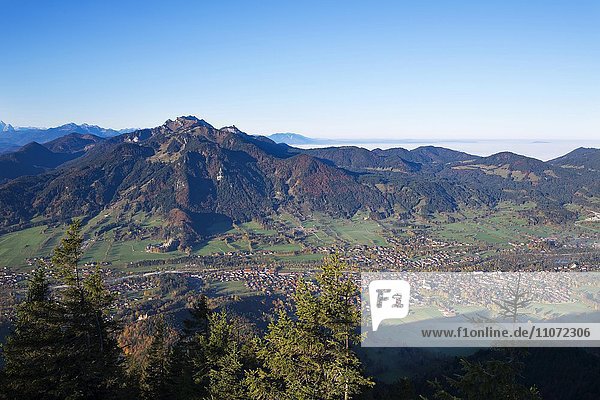 Blick vom Geierstein über Lenggries und Brauneck  Isarwinkel  Oberbayern  Bayern  Deutschland  Europa