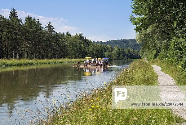 Floß auf Isar-Kanal  Isarauen  Egling  Oberbayern  Bayern  Deutschland  Europa